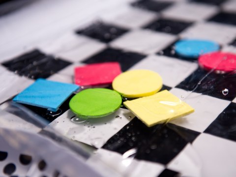 Mata wodna sensoryczna dmuchana dla niemowląt kontrastowa czarno-biała szachownica XXL 65x50 cm